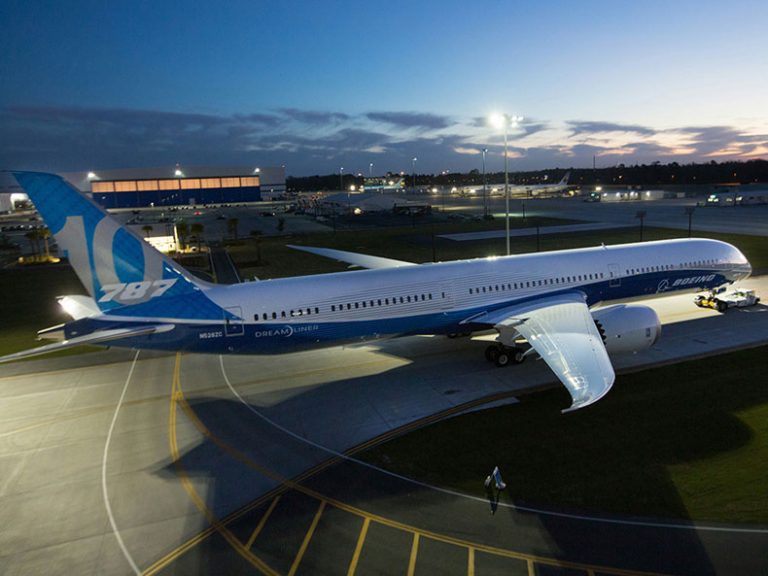 787-10 Dreamliner Tanıtıldı