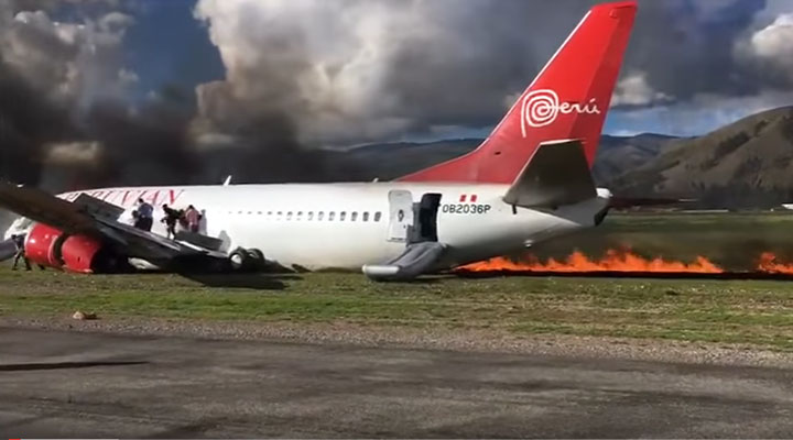 Peru’da Pistten Çıkan Uçakta Yangın Çıktı