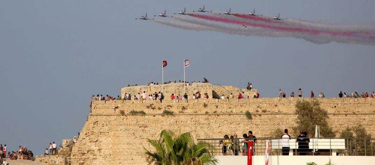 Türk Yıldızları, Girne Atatürk Anıtı üzerinde hava gösterisi sundu