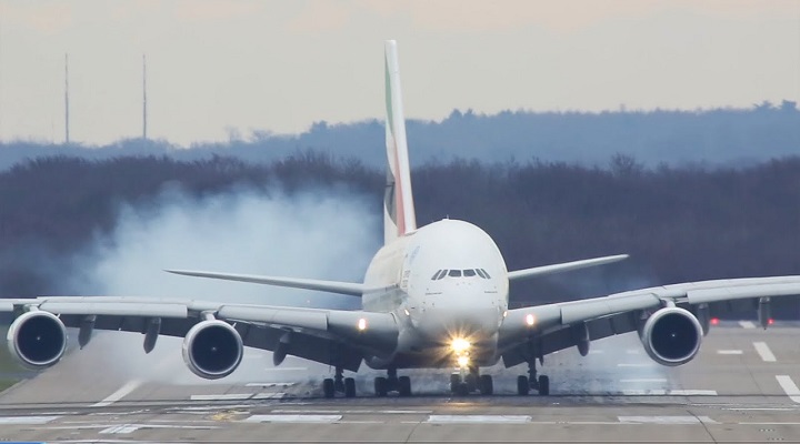 Sert Yan Rüzgarda A380’in Zorlu İnişi