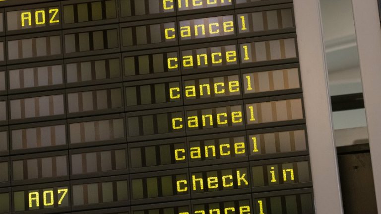 Almanya’da 8 havalimanında grev var, Lufthansa 500 uçuşu iptal etti