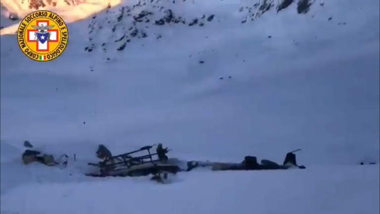 Alpler’de helikopter ile uçak çarpıştı