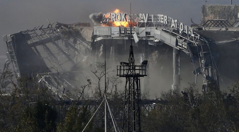 Poroşenko: “Donetsk’teki havalimanını yeniden inşa edeceğiz”