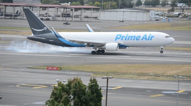 Amazon Air adına uçan kargo uçağı Houston yakınlarında düştü
