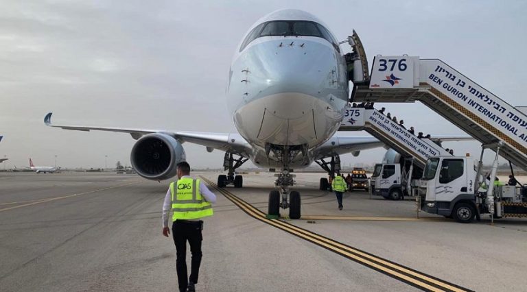 Tel Aviv’de apron A350-900’ün ağırlığına dayanamadı