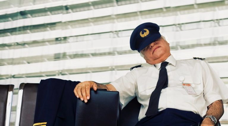 Jumbo Jet kaptanı pilot uyurken görüntülendi