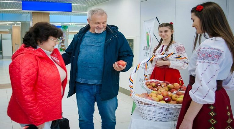 Havalimanında elma ikram ettiler