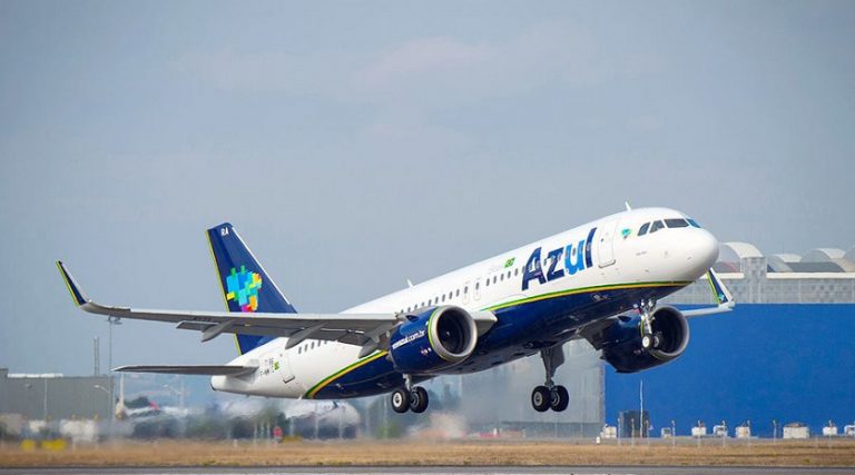 Pistte kuş çarpan Azur uçağı kalkışı iptal etti