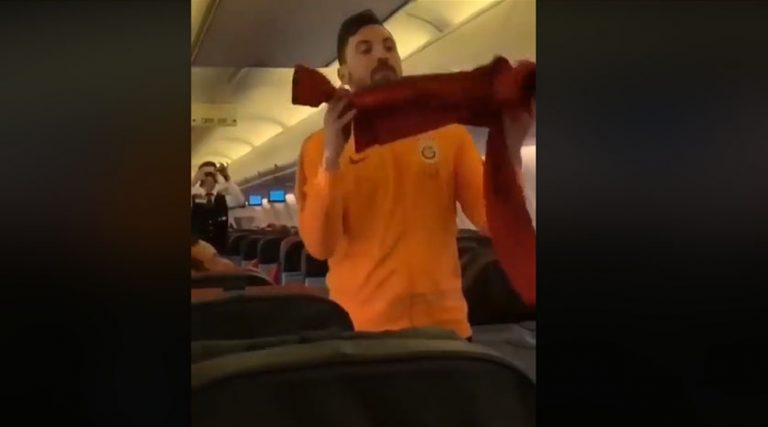 Galatasaraylı futbolcu uçakta yaptıkları ile tepki topladı