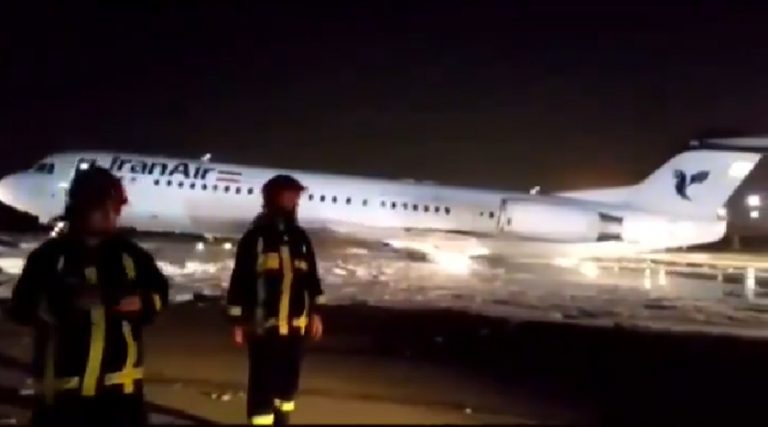 İniş takımları açılmayan uçağın zorunlu inişinde yangın çıktı