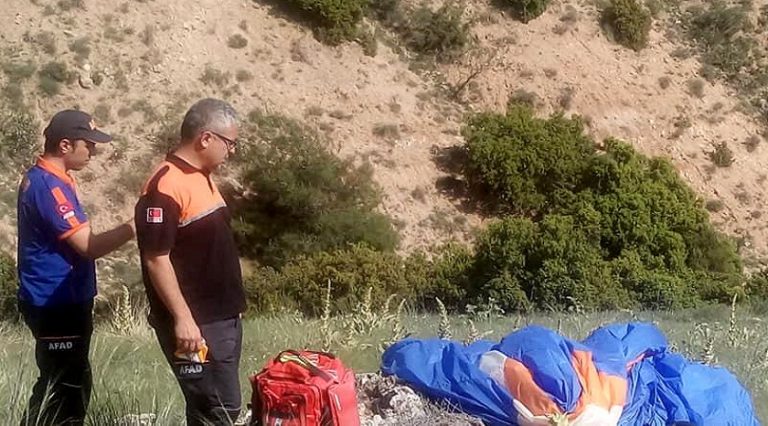 Yamaç paraşütçüsü hayatını kaybetti