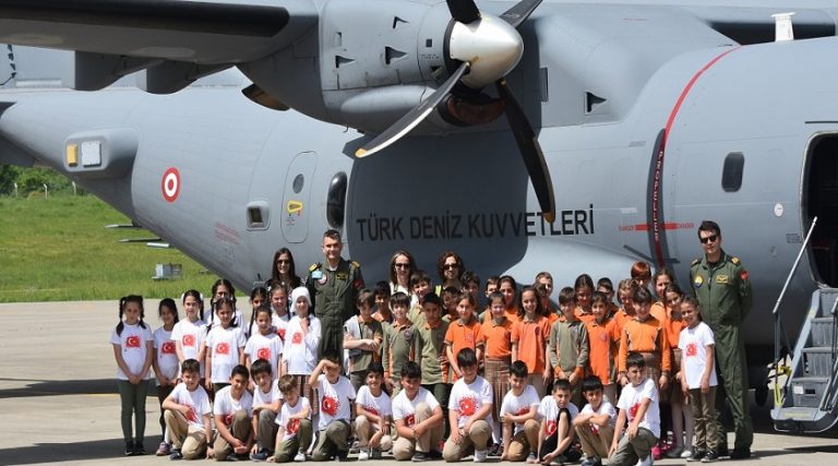 Öğrenci ve öğretmenlerden Deniz Hava Komutanlığına ziyaret