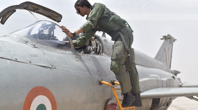 Hindistan Hava Kuvvetleri’nde İlk Kadın Savaş Uçağı Pilotu Göreve Başladı
