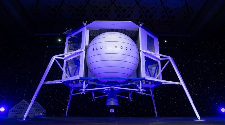 Amazon’un patronu Bezos 2024’te Ay’a inmesi planlanan aracı tanıttı