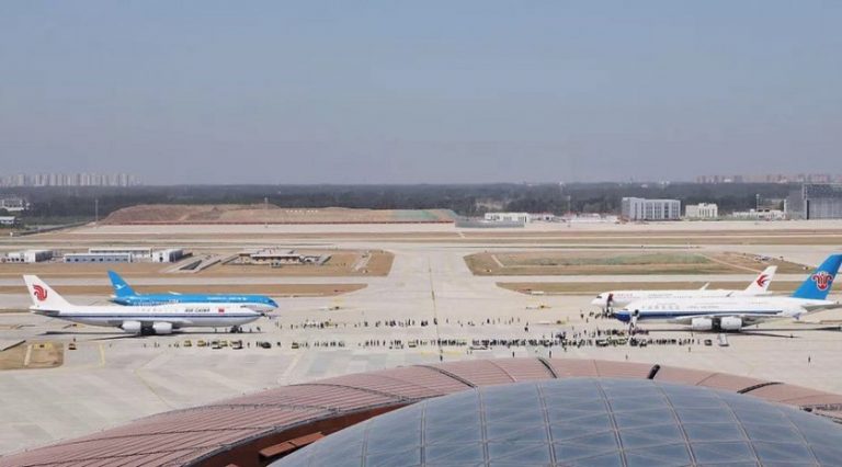 Pekin’in yeni havalimanına dört uçakla test uçuşu gerçekleştirildi