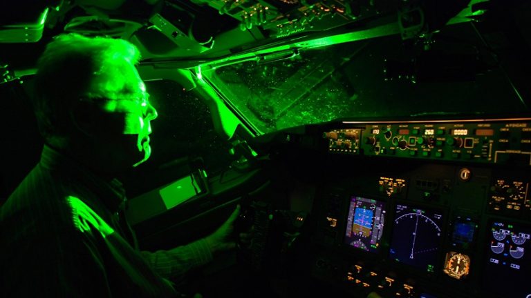 Lazerle inişteki uçağın pilotunu hedef aldılar