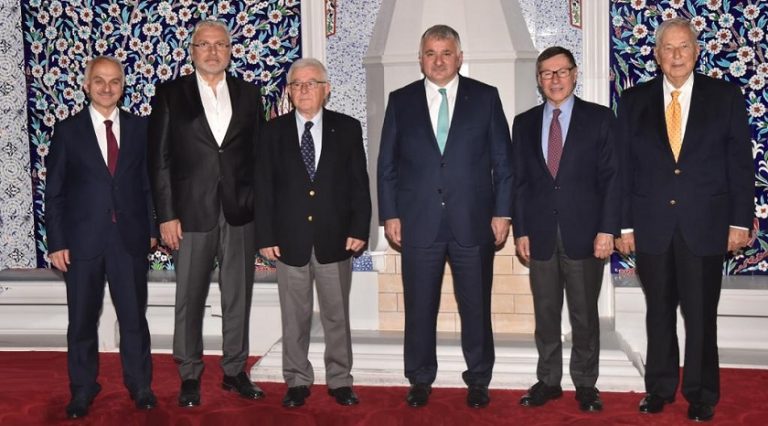 Türk Hava Yolları eski genel müdürlerini iftarda ağırladı