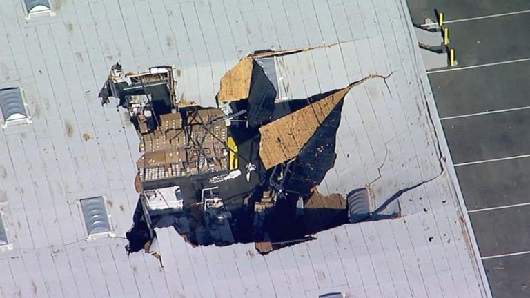 Kaliforniya’da F-16 askeri binaya düştü