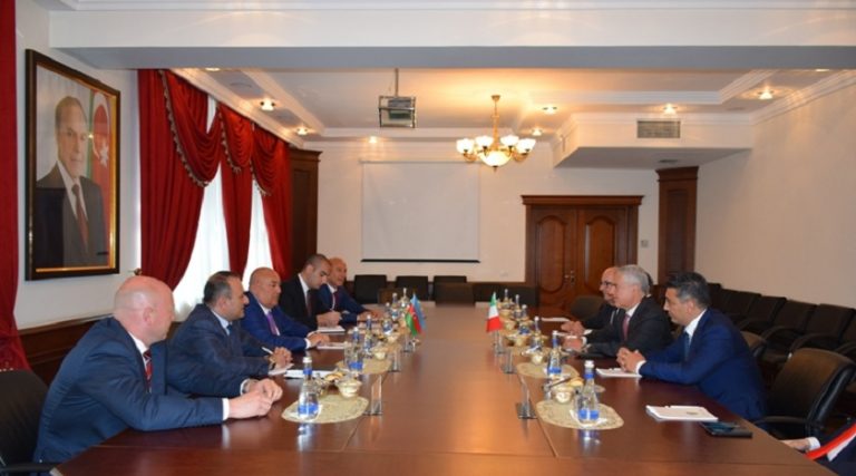 Azerbaycan M-346 için Leonardo ile masaya oturdu