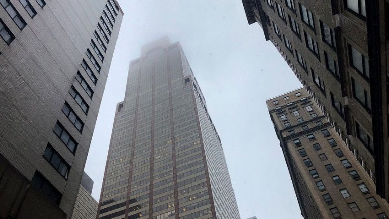 New York’da helikopter gökdelene binaya çarptı