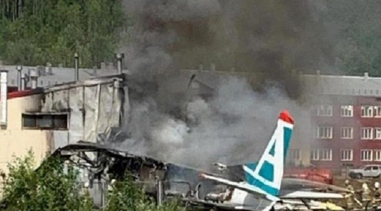 Rusya’da pistten çıkan uçak binaya çarptı pilotlar hayatını kaybetti