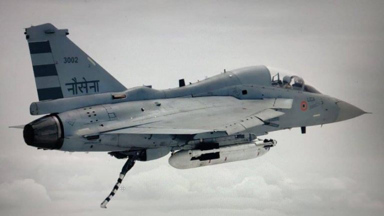 Hindistan yerli savaş uçağı Tejas’ın uçak gemisi modelini iptal edebilir
