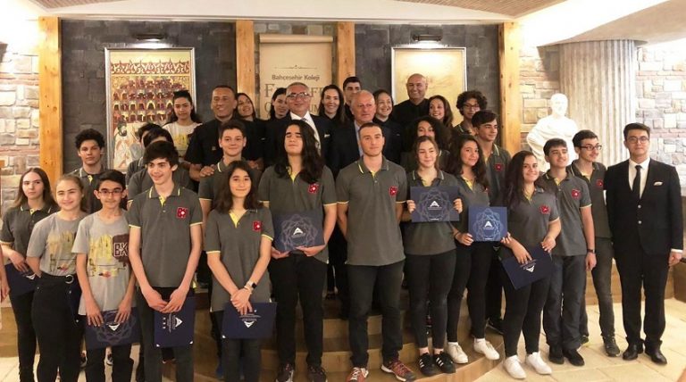 Bahçeşehir Fen ve Teknoloji Lisesi Öğrencileri İHA1 Sertifikalarını Aldı
