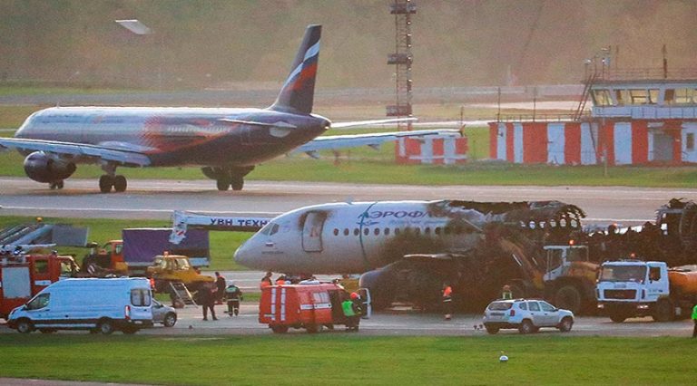 Sukhoi Superjet 100’e düşmeden önce yıldırım çarptı