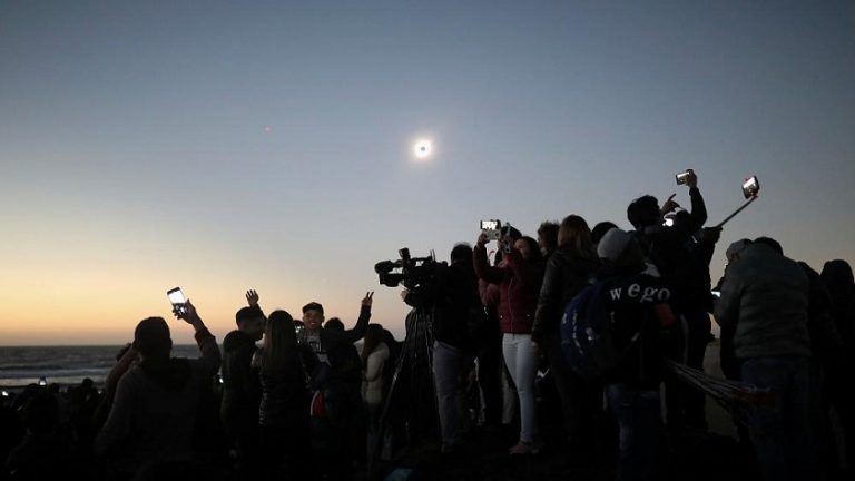 Şili’ye akın eden turistler güneş tutulmasına tanıklık etti