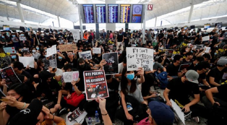 Protestolar nedeniyle Hong Kong Havalimanı’ndaki tüm uçuşlar iptal edildi