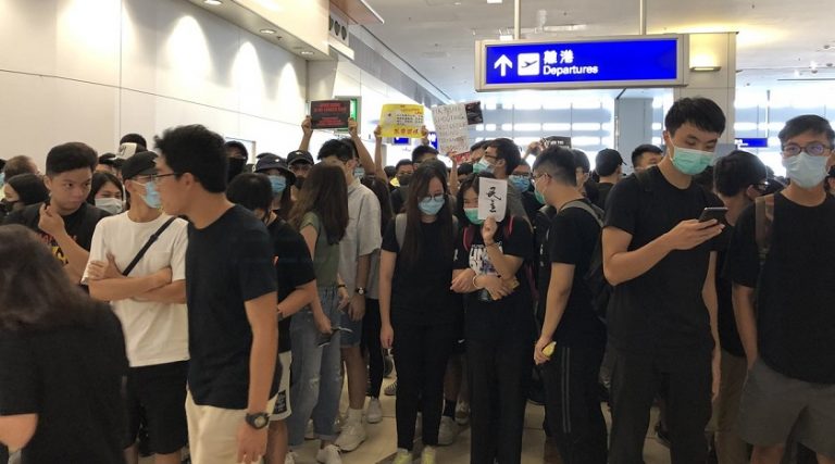 Protestocular Hong Kong Havalimanı’nı Yine Durdurdu