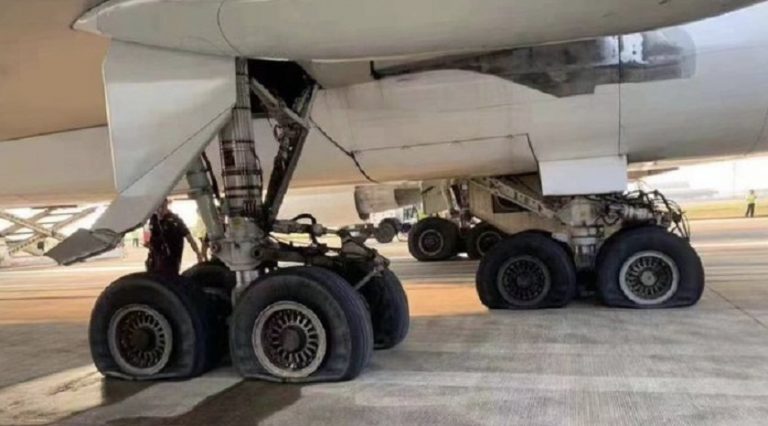 Kalkışı iptal edilen kargo uçağının lastikleri patladı