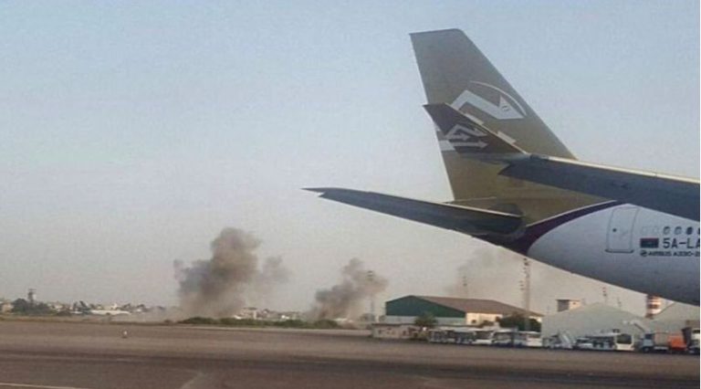 Libya’da yolcu uçağının yakınına füze düştü