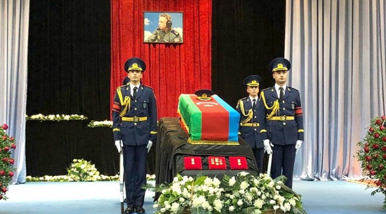 Hazar Denizi’ne düşen uçağın pilotu için tören düzenlendi