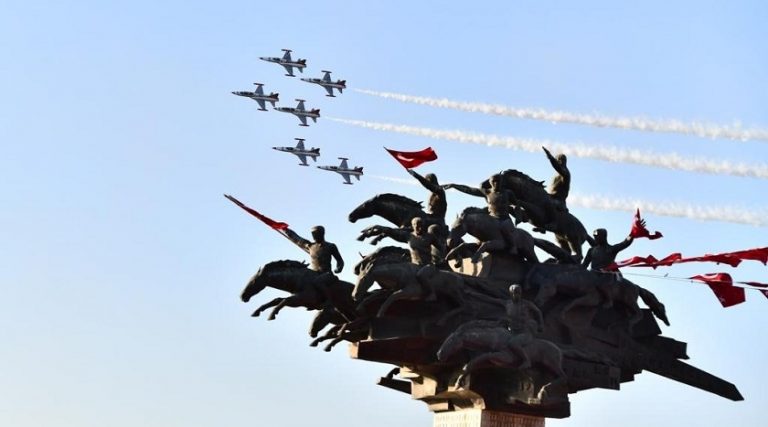 9 Eylül Coşkusu SOLOTÜRK ve Türk Yıldızları ile Gökyüzüne Taşındı