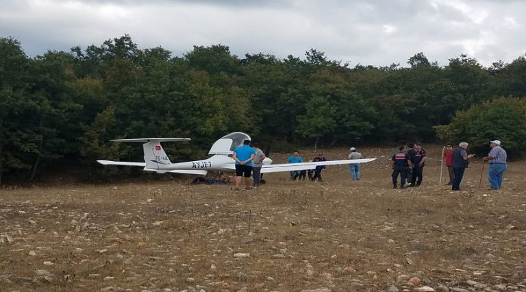 Ayjet uçağı zorunlu iniş yaptı