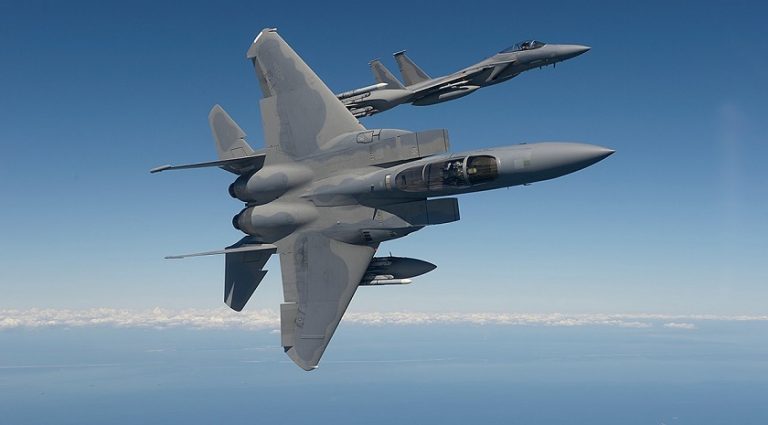 Paraşütçüler ve F-15 savaş uçakları yakın geçiş yaşamış