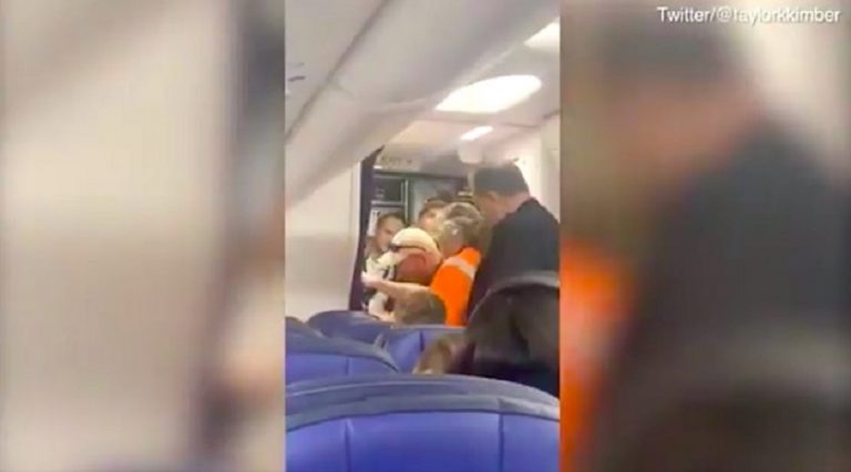 Tuvalette mahsur kalan yolcu acil inişe neden oldu (Video Haber)
