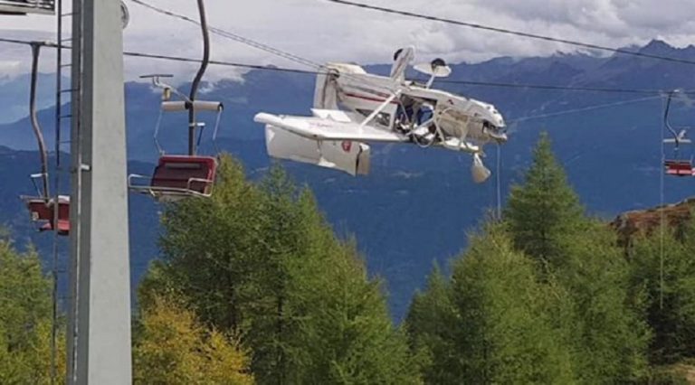 Uçak kayak teleferiğinin tellerine çarpıp, asılı kaldı