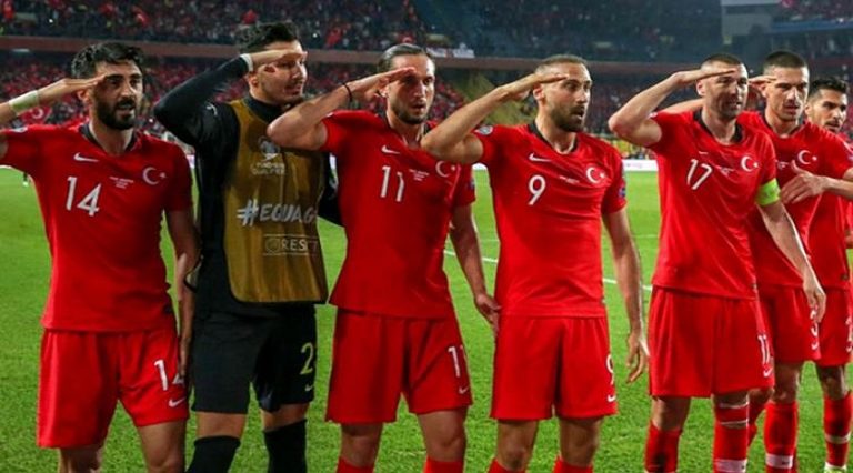 THY uçuş ekibinden Türk Milli Futbol Takımı’na özel anons