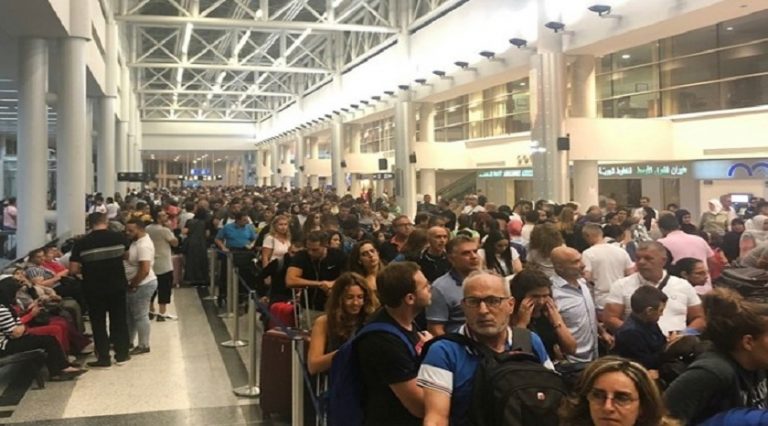 Protestolar sürüyor, O havalimanını şehre bağlayan ana yol trafiğe kapandı