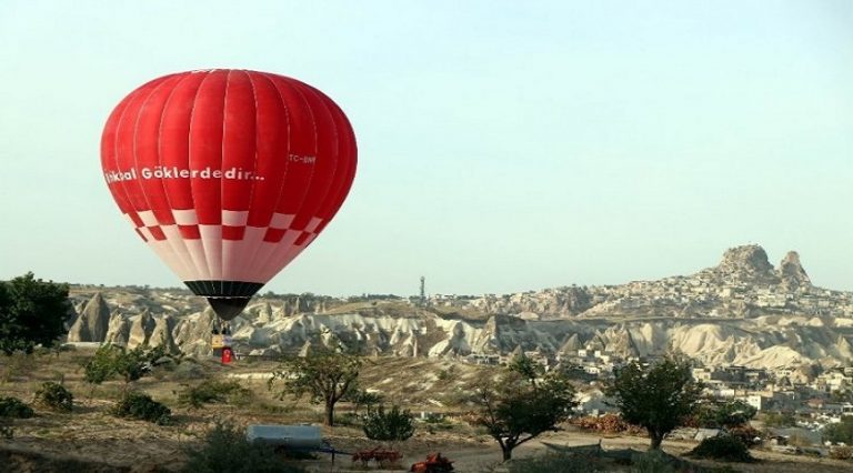 Kapadokya’da balon kayalıklara acil iniş yaptı (Video)