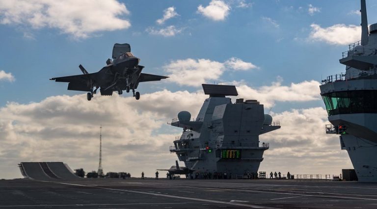 HMS Queen Elizabeth’e ilk F-35 inişi görüntülendi