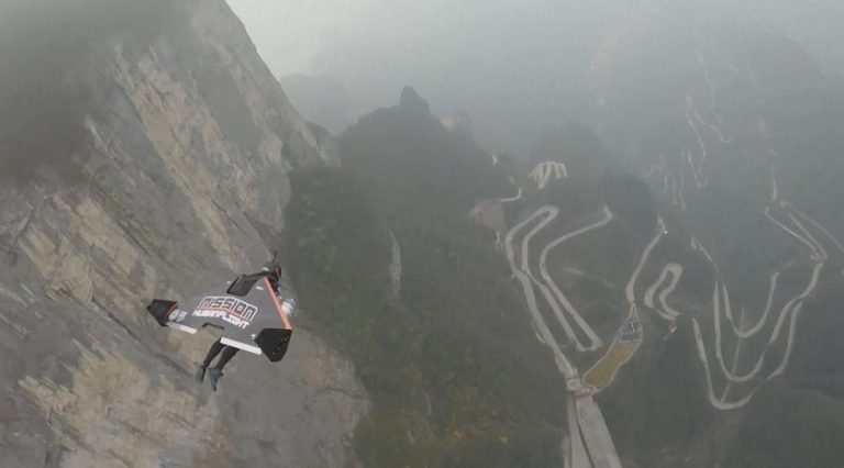 Fransız wingsuit sporcuları saatte 385 kilometre hıza ulaştılar