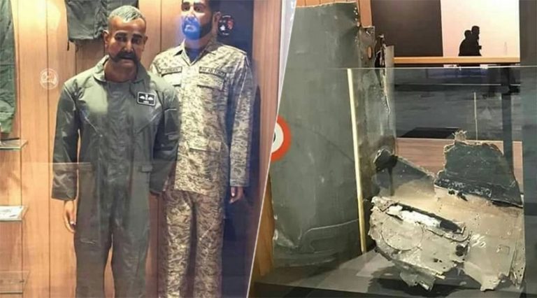 Pakistan, uçağını düşürdüğü Hint pilotun heykelini sergiliyor