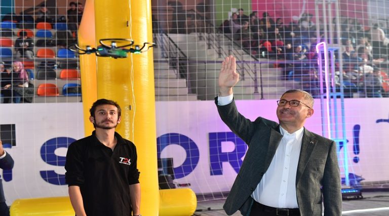 Üsküdar’da ilk kez düzenlenen “mutluluktan uçuran” drone ve robotik festivali nefes kesti