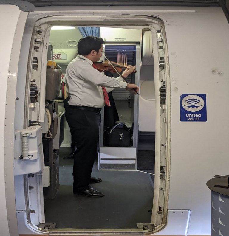 Pilot yolcularını kemanıyla karşıladı, Şirketten pilota destek geldi