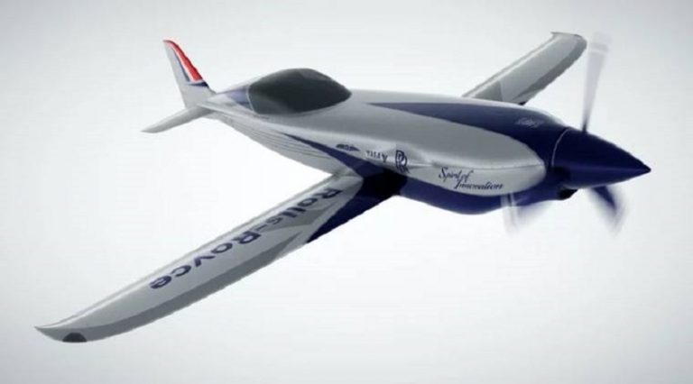Rolls-Royce rekorlar kitabını hedefleyen elektrikli uçağını görücüye çıkardı