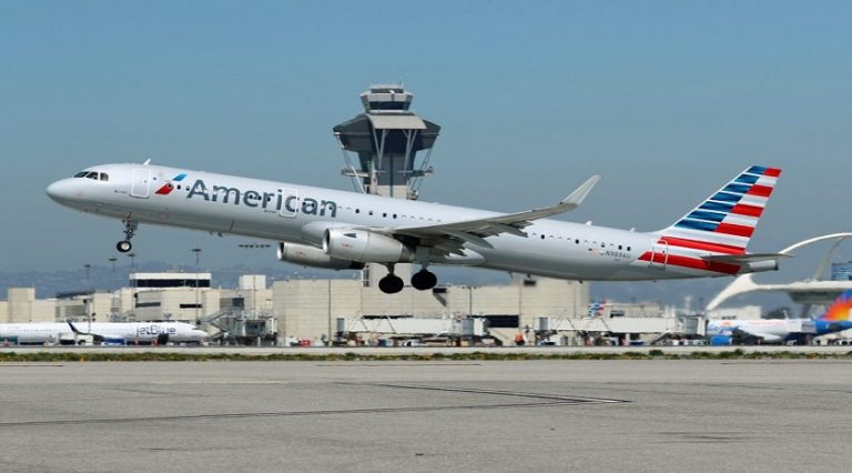 ‘Kötü koktukları’ gerekçesiyle uçaktan indirilen Yahudi aile, American Airlines’a dava açtı
