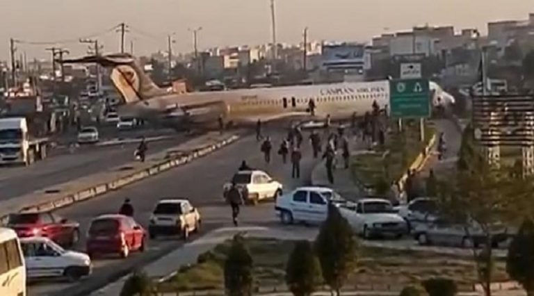 Caspian Airlines uçağı pistten çıktı, otoyolda durabildi